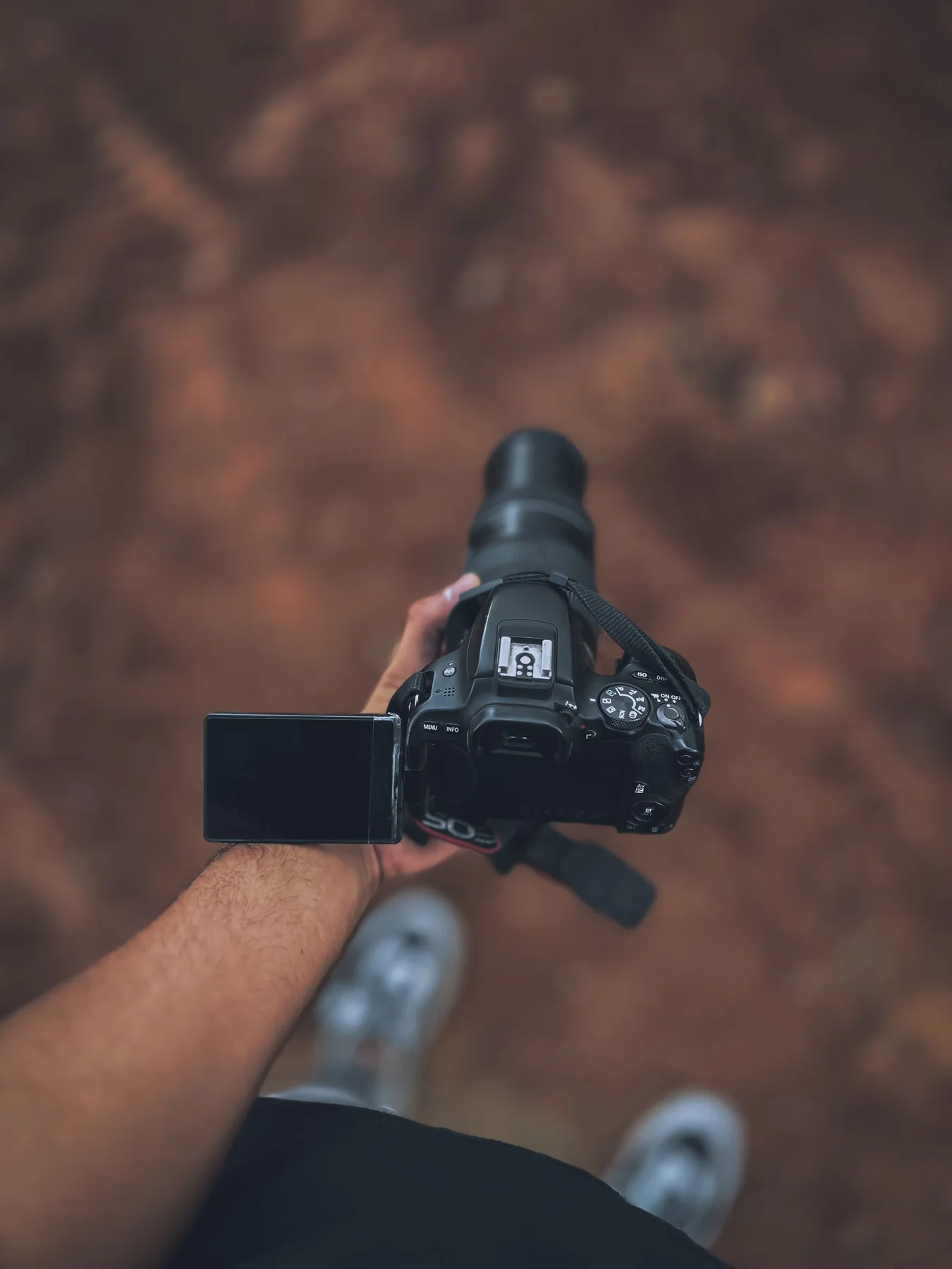 Фотокамера в руках фотографа
